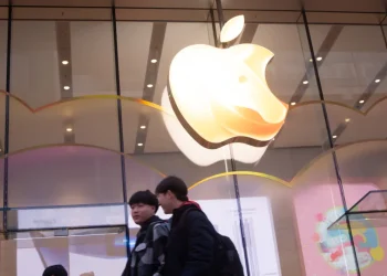 Apple’s Q1 Earnings Surge on iPhone Demand, but AI Gaps and Market Uncertainty Dim Investor Enthusiasm